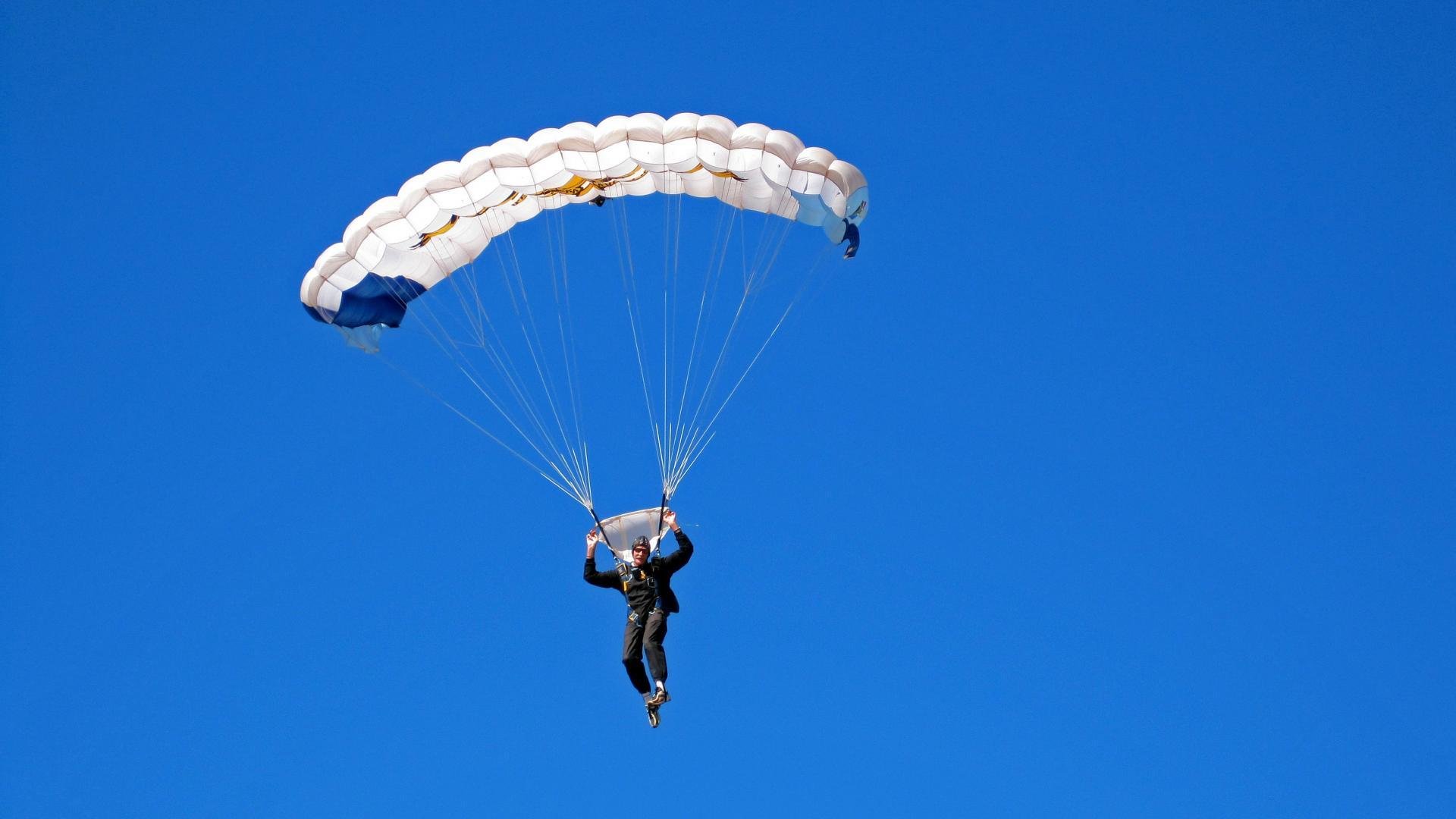 “超越极限:车手在绝境中书写传说”,超越极限故事